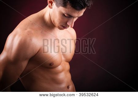 รูปชายหล่อกีฬาบนพื้นหลังสีดำ
