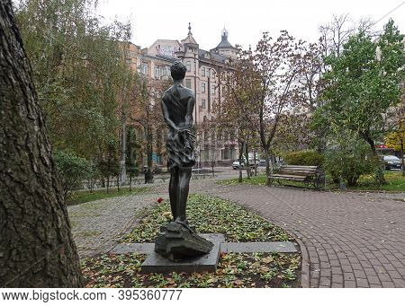 Kiev, Ukraine, November 15, 2020 Monument To Zoya Kosmodemyanskaya In Kiev