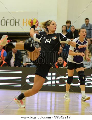 SIOFOK, Macaristan - 17 Kasım: Annamaria Bogdanovic eylem EHF Kupası Hentbol maçında Siofok (HUN)