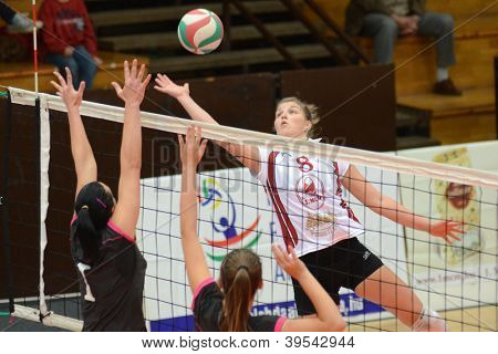 KAPOSVAR, Hungría - 14 de octubre: Timea Kondor (R) en acción en el gam de voleibol de la Liga húngara de I.