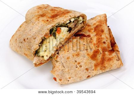 Feta jaj Wrap zamknąć na białe płytki cięte w połówki