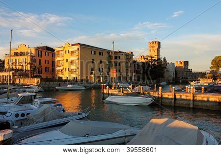 Port de yacht à Sirmione, Italie