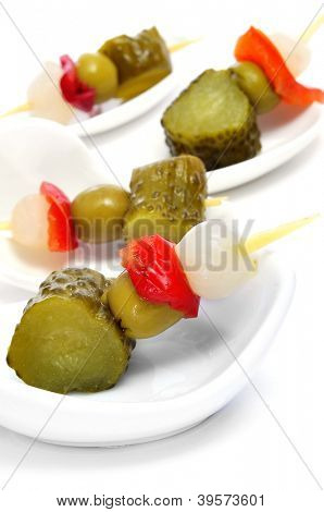 banderillas spagnole, spiedini con sottaceti vari, quali olive, aglio, cetrioli, cipolla e re