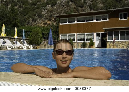 Menina no Pool de natação