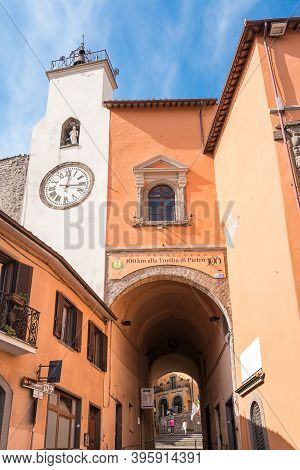 Montefiascone, Italy - 19 Semptember 2020: Passage Through The Arch To Enter The Historic Center Of 