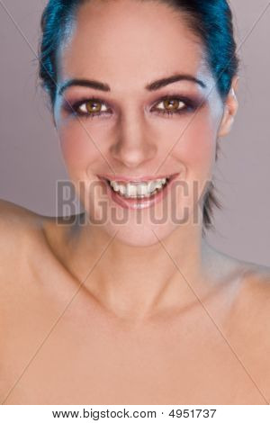 มืด haired ผู้หญิง