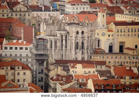 Santa Justa asansör ve Lisboa eski Katedrali. Portekiz