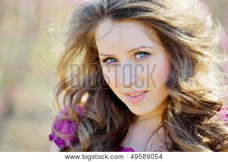 Ritratto di giovane donna bellissima all'aperto 