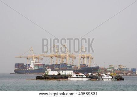 Khor Fakkan VAE große Frachtschiffe angedockt zum Laden und Entladen der Ware bei Khor Fakkport
