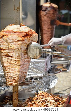 Pollo doner y regular doner kebab en el fondo 