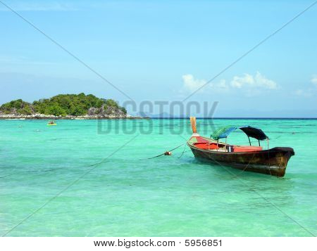 Longtail barco no mar de Andaman
