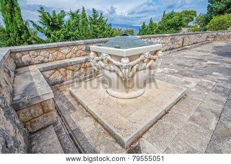 Mausoleum Petrinovic well