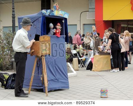 Street Hand-organ Puppet Show