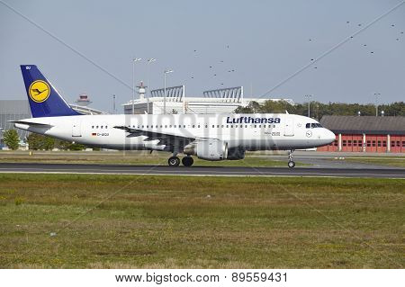 Frankfurt Airport - Airbus A320-200 Of Lufthansa Takes Off
