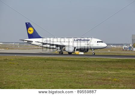Frankfurt Airport - Airbus A319-100 Of Lufthansa Takes Off