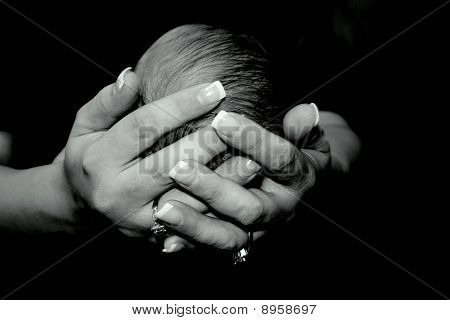 Novorozené dítě v rukou matky