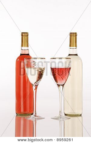 Bianco e bianco bottiglie e bicchieri di vino Zinfandel