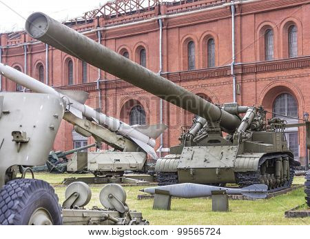 420-mm Self-propelled Mortar 2B1 