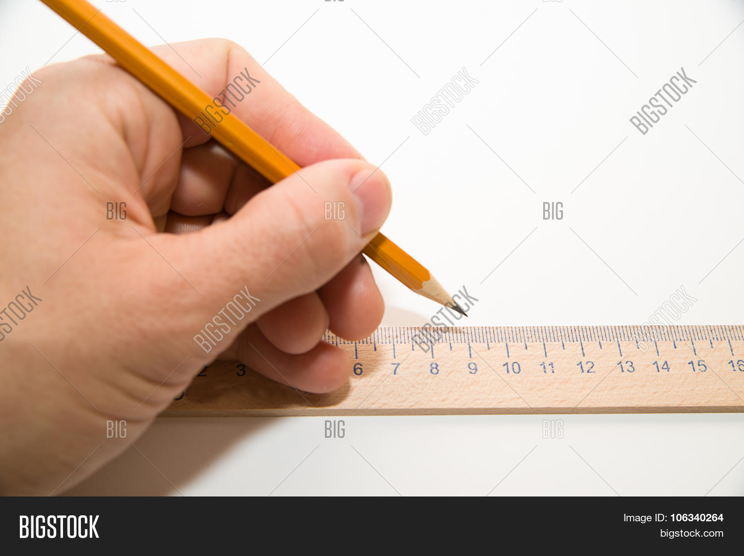 Человек с линейкой. Чертить карандашом по линейке. Линейка в руках. Карандаш чертит. Рука с линейкой на белом фоне