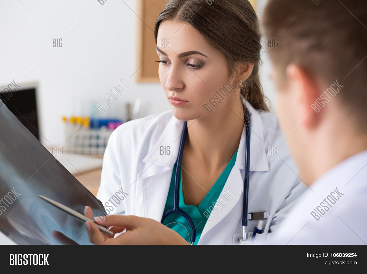 Девушка врач в халате. Медицинская сестра. Женщины врачи 30 лет. Как быстро стать врачом за 1 день. Листовка слуг врач.