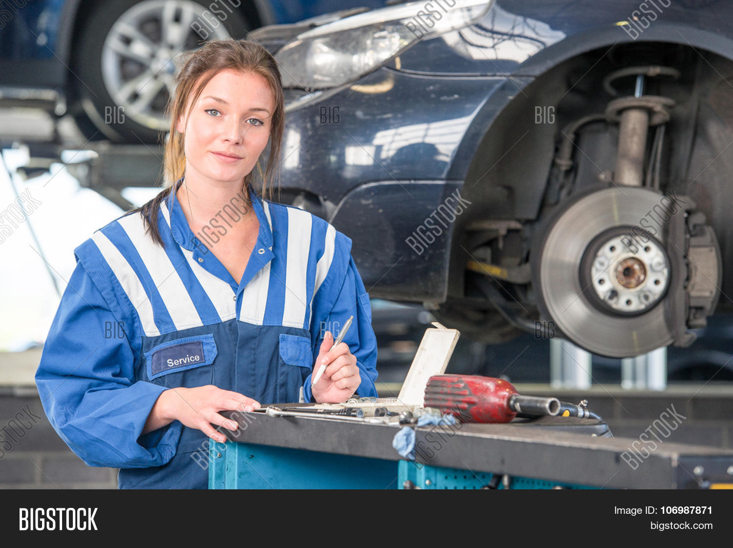 Механик. Сантехник качок. Жена слесаря. Мускулистый сантехник. Жена слесаря.