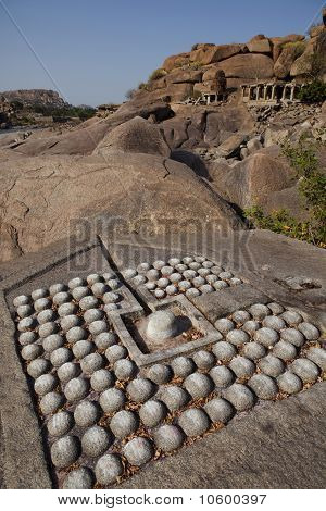 Linga geschnitzt in Fels, Hampi.