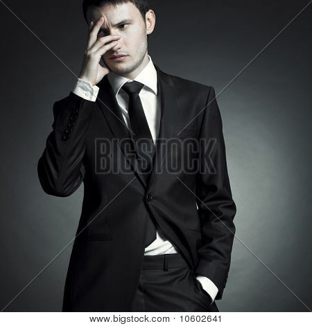 Homem bonito elegante