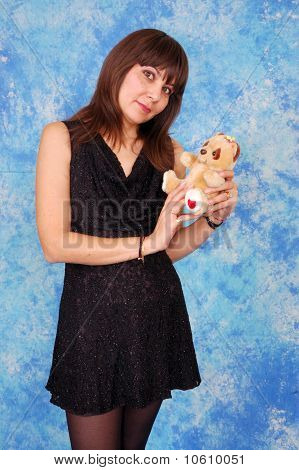 สาวชุดดำกับตุ๊กตาหมีในมือ