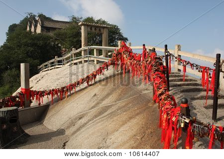 Scale con serrature a Hua Shang montagna, Cina