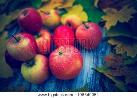 apple with leaves on a wooden background
