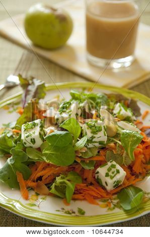 Karottensalat mit Feta-Käse