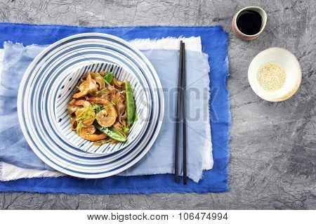 Kingprawn with Rice Noodles and Vegetable in Bowl