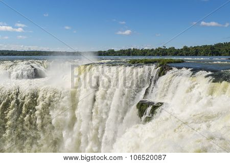 Spectacular view of devil throat falls at Iguazu park