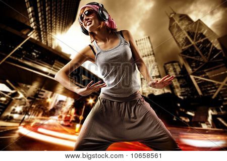 Bella ragazza che balla su una strada