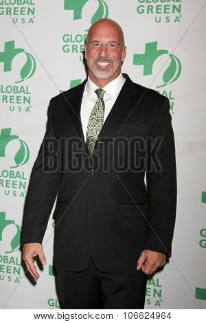 LOS ANGELES - OCT 29:  Les McCabe at the Global Green Hosts Book Lauch of 