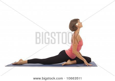 Giovane donna facendo yoga