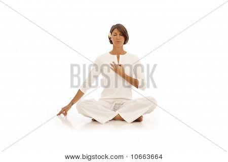 Giovane donna facendo yoga