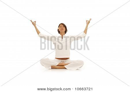 Giovane donna facendo yoga