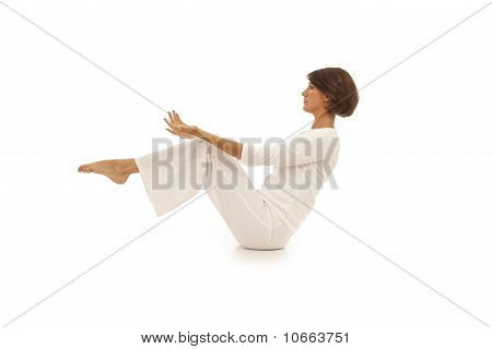 Giovane donna facendo yoga