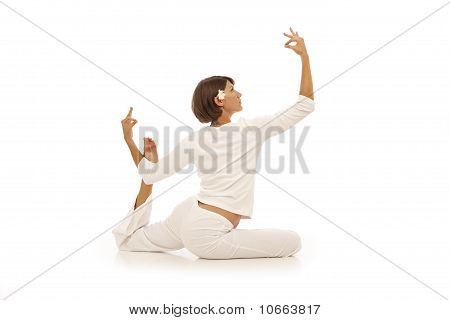 Giovane donna facendo yoga