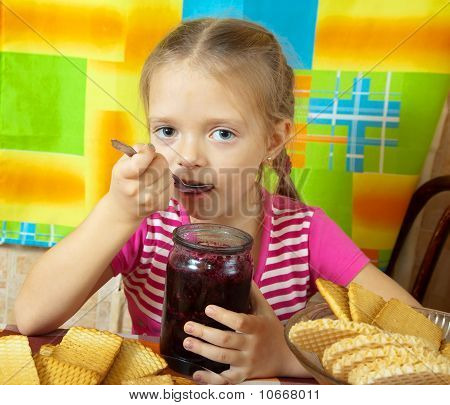 Kleine Mädchen essen Marmelade