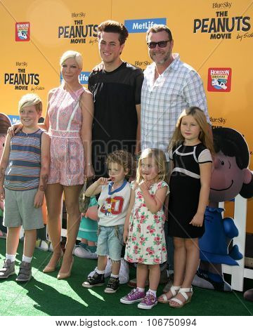 LOS ANGELES - NOV 1:  Tori Spelling, Jack McDermott, Dean McDermott; and kids at the 