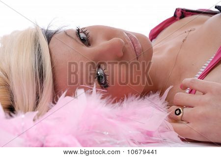 Smuk ung kvinde i pink