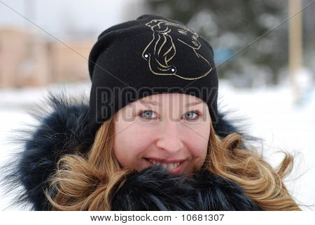 Blond mooie vrouwen in zwarte vacht