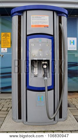 Hydrogen gas filling station