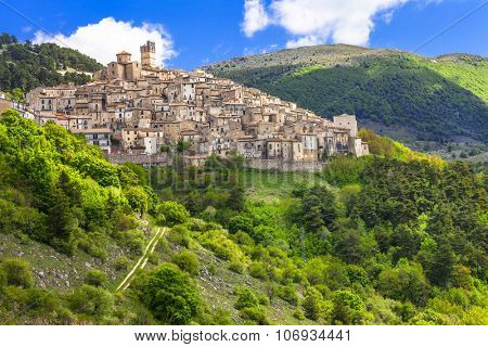 beautiful authentic villages of Italy - Castel del monte . Abruz