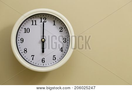 Room wall clock time is at 6:00
