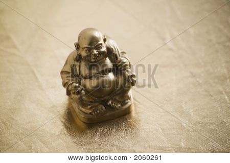Zlatý Buddha na lesklý povrch