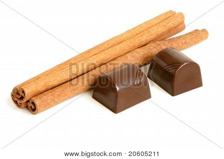 Skořicové kůry a čokoládové cukrovinky