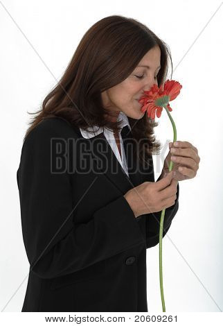 花分離された白の背景を持つ魅力的なシニア女性。